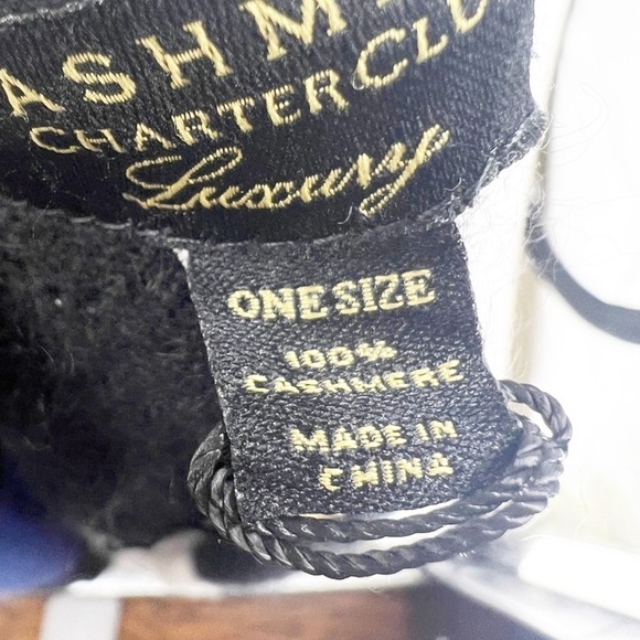 ✅NWOT Charter Club Color-blocked Cashmere Wrap OS Color Classic Black/BLUE Combo - Picture 4 of 7